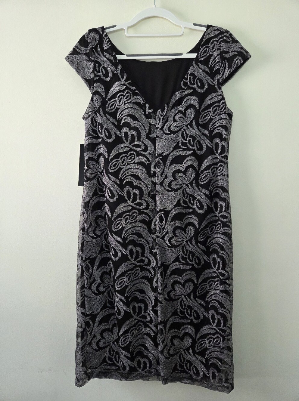NWT Scarlett Black Silver Floral Embroidered Sheath Cocktail Dress Size 6 - Picture 9 of 9